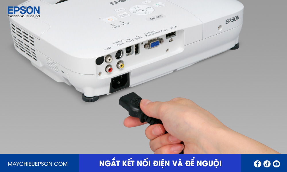 Ngắt kết nối điện và để máy chiếu nguội trước khi vệ sinh